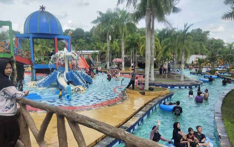 Sejumlah warga bertamasya di salah satu lokasi wisata air di Kota Palangka Raya, Kamis (29/6/2023). (ANTARA/Rendhik Andika)