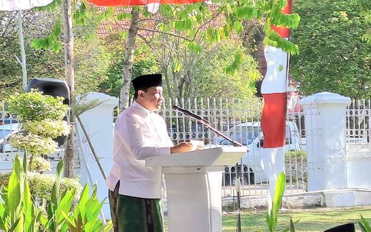 Wakil Gubernur Kalteng H. Edy Pratowo saat menyampaikan sambutan di halaman istana isen mulang baru baru ini. (FOTO: IST)