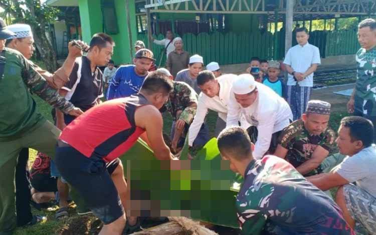 Jajaran Kodim 1011 Kuala Kapuas saat melakukan penyembelihan hewan kurban bertempat di halaman Masjid Darul Huda Asrama Swakarya Kodim setempat. (FOTO: IST)