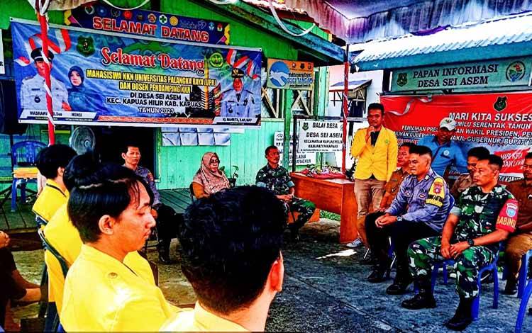 Penyambutan mahasiswa KKN dari UPR di Desa Sei Asem, Kecamatan Kapuas Hilir. (FOTO: IST)
