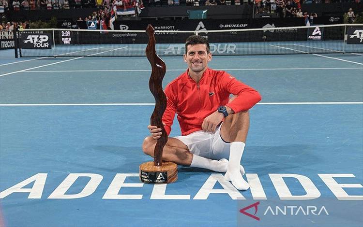 Petenis Serbia Novak Djokovic merayakan kemenangan partai final turnamen ATP Adelaide International di Adelaide, Australia (8/1/2023). (ANTARA/AFP/Brenton Edwards/aa.)