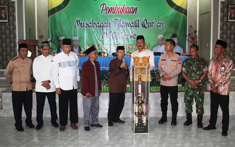 Plt Bupati Kapuas menerima piala bergilir juara umum MTQ tahun lalu untuk diserahkan kembali ke Pengurus LPTQ Kapuas akan diperebutkan lagi pada MTQ ke 46 tingkat Kabupaten Kapuas, Minggu, 2 Juli 2023. (FOTO: IST)