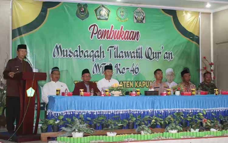 Plt Bupati Kapuas, HM Nafiah Ibnor saat membuka MTQ ke-46 Tingkat Kabupaten Kapuas, Minggu, 2 Juli 2023. (FOTO: IST)