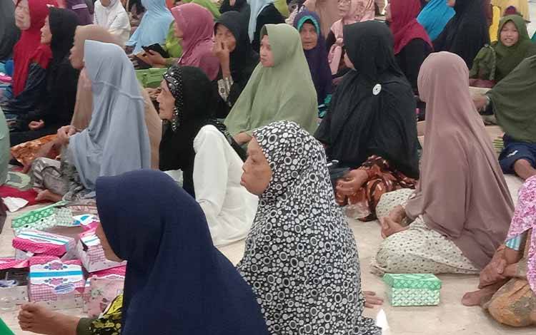 Para lansia yang hadir dalam Tabligh Akbar dalam rangka Peringatan HALUN ke 27 di masjid agung Ad-Durrun Nafis, Minggu, 2 Juli 2023. (FOTO: NORHASANAH)