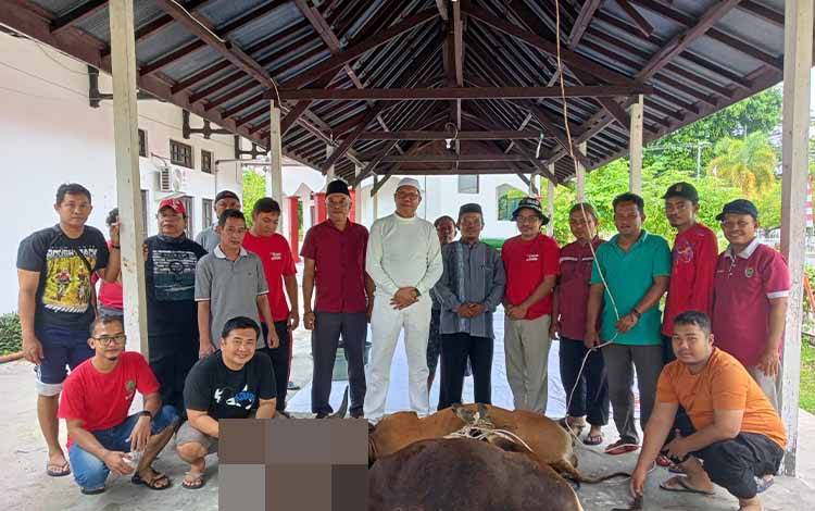 Kepala Dislutkan Prov Kalteng H. Darliansjah dan seluruh panitia pelaksana kurban Dislutkan Provinsi Kalteng saat melaksanakan penyembelihan hewan kurban. (FOTO: IST)