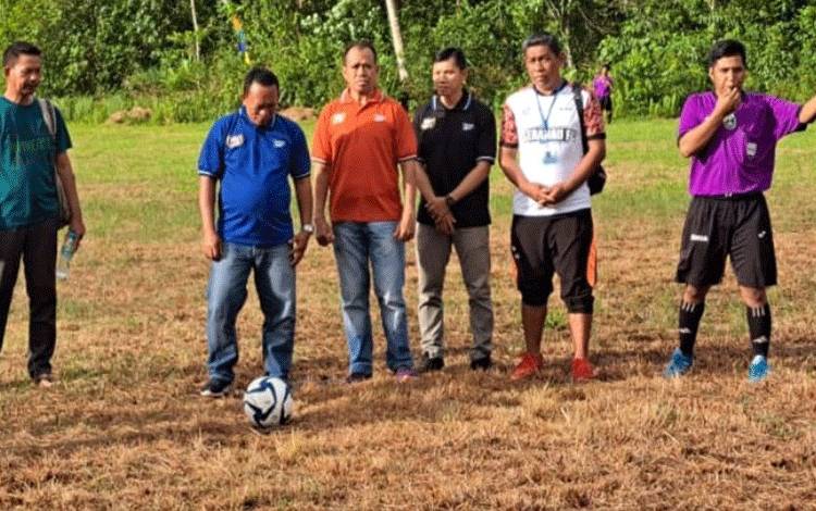 Pembukaan turnamen Sepak Bola Piala Bergilir Camat Seranau 2 di Lapangan Libun Itah Mentaya Seberang, Minggu, 2 Juli 2023. (FOTO: IST)