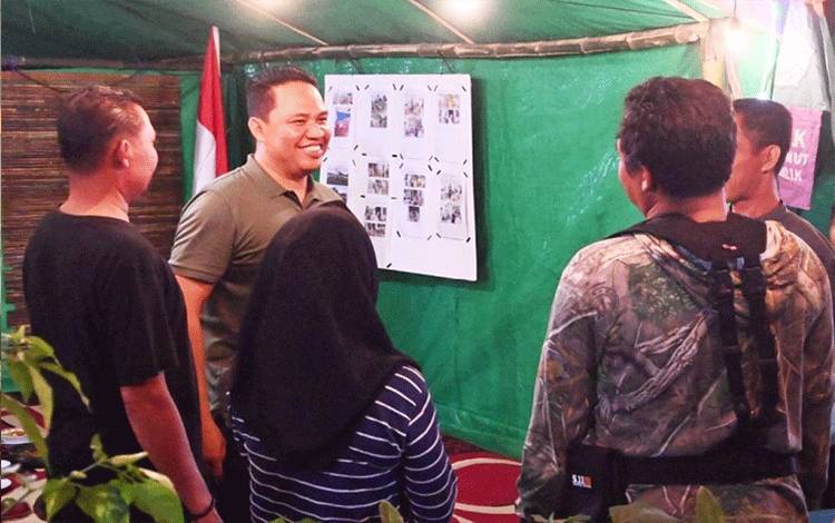 Bupati Hendra Lesmana berbincang dengan sejumlah pemuda di Kecamatan Bulik. (FOTO : HENDI NURFALAH)