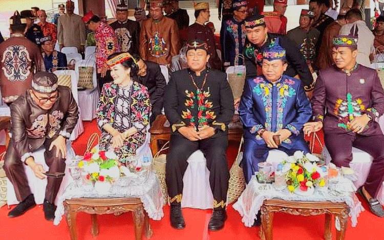 Ketua DPRD Kalteng, Wiyatno (dua dari kanan) saat menghadiri peringatan hari jadi Kabupaten Pulpis yang ke 21 tahun, Senin, 3 Juli 2023. (FOTO: DPRD KALTENG)