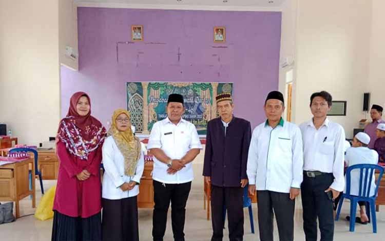 Kasi Bimas Islam Kemenag Kapuas, H Hasbullah saat monitoring pelaksanaan MTQ ke-46 tingkat Kabupaten Kapuas, Senin, 3 Juli 2023. (FOTO: IST)