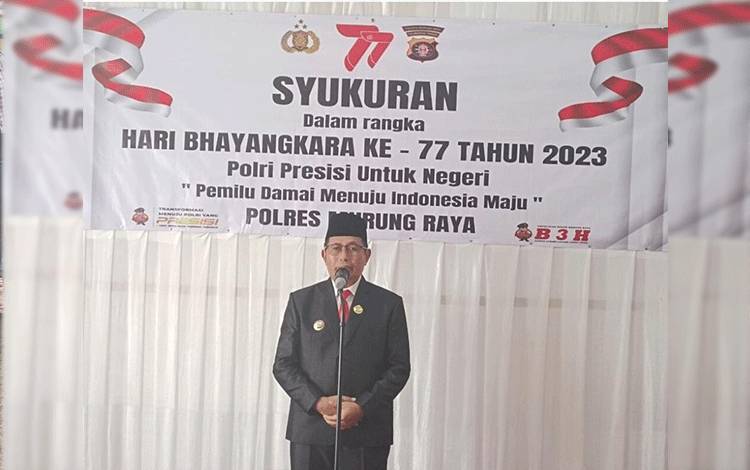 Wakil Bupati Murung Raya Rejikinoor saat menyampaikan sambutan pada acara syukuran peringatan Hari Ulang Tahun (HUT) Bhayangkara ke 77 tahun, bertempat di lantai I kantor Bupati.