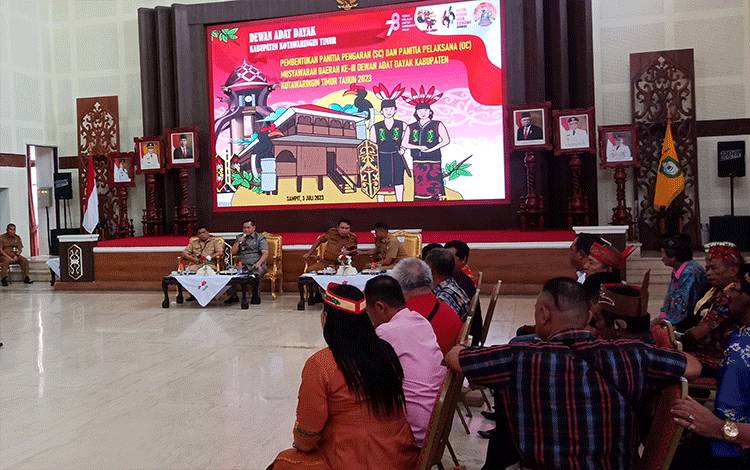Bupati Kotawaringin Timur Halikinnor memimpin rapat pembentukan panitia pelaksana Musda DAD Kotim. (FOTO: DEWIP)