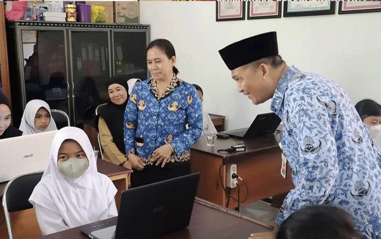 Kadis Dikbud Kabupaten Lamandau Abdul Kohar saat melakukan monitoring Gladi ANBK SD tahun 2023. (FOTO : HENDI NURFALAH)