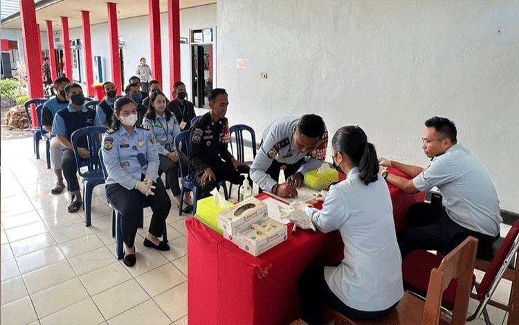 Tes urine pegawai dan warga binaan di Rutan Kelas IIB Kuala Kapuas, Selasa, 4 Juli 2023. (FOTO: IST)