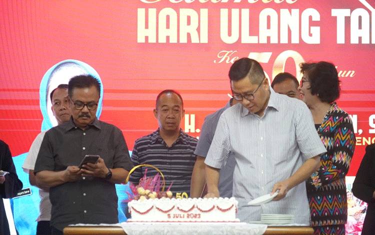 Prosesi pemotongan kue ulang tahun Gubernur Kalimantan Tengah ke 50 tahun di Aula Jayang Tingang, Selasa malam, 4 Juli 2023. (FOTO: IST)