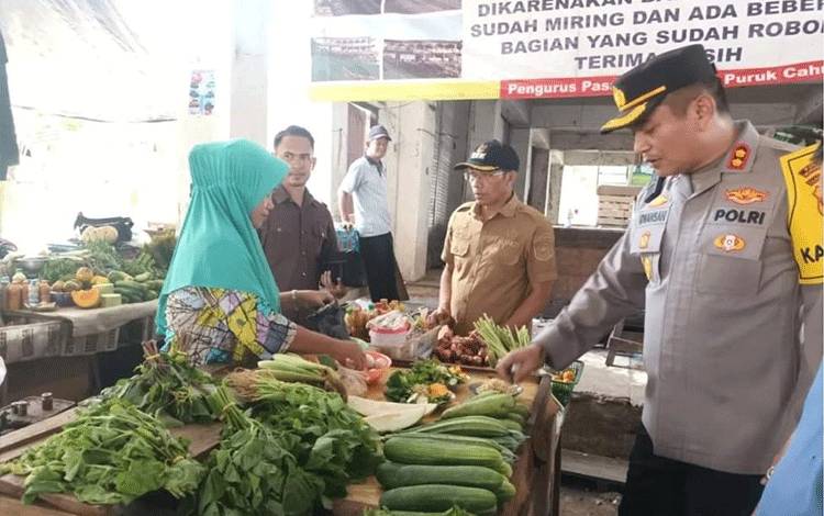 Bupati Murung Raya, Perdie M Yoseph didampingi Kapolres Murung Raya AKBP Irwansah saat meninjau kondisi pasar Pelita Hilir, belum lama ini.