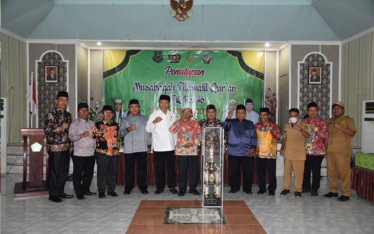Pengurus LPTQ Kapuas bersama para camat seusai penutupan MTQ ke-46 tahun 2023 tingkat Kabupaten Kapuas. (FOTO: IST)