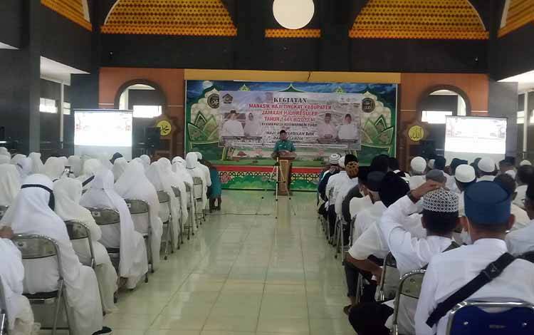 Kepala Kemenag Kotim Khairil Anwar saat menyampaikan sambutan pada kegiatan manasik haji beberapa waktu lalu.(FOTO: NISA)