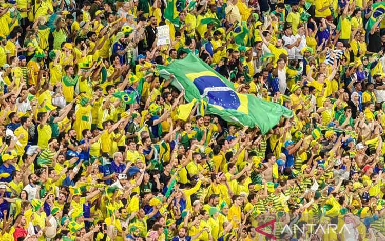 Arsip - Para suporter tim nasional Brazil melambaikan bendera raksasa negaranya saat merayakan gol Casemiro ke gawang Swiss dalam lanjutan Grup G Piala Dunia 2022 di Stadion 974, Doha, Qatar, Senin (28/11/2022). (ANTARA/Gilang Galiartha)