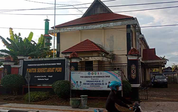 Gedung Sekretariat PGRI kabupaten Kotawaringin Timur di Jalan A Yani, Sampit, Rabu, 5 Juli 2023. (FOTO: DEWIP)