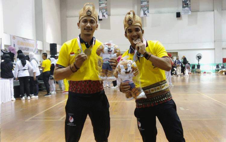 Atlet dari induk organisasi olahraga Porpi asal Kabupaten Kobar Akhmadi dan Roy Heliopolis yang berhasil meraih prestasi dalam ajang Festival Olah Raga Rekreasi Nasional (Fornas) VII yang dilaksanakan di Jawa Barat 2 - 9 Juli 2023.