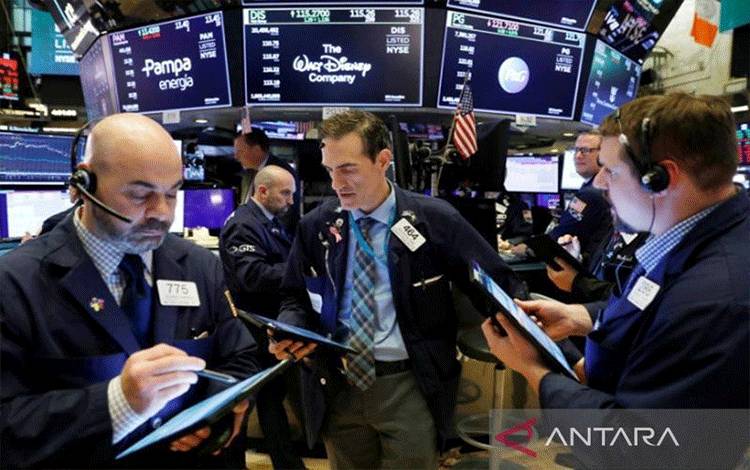 Ilustrasi - Para pialang sedang bekerja di lantai Bursa Efek New York, Wall Street, Amerika Serikat. ANTARA/Reuters/pri
