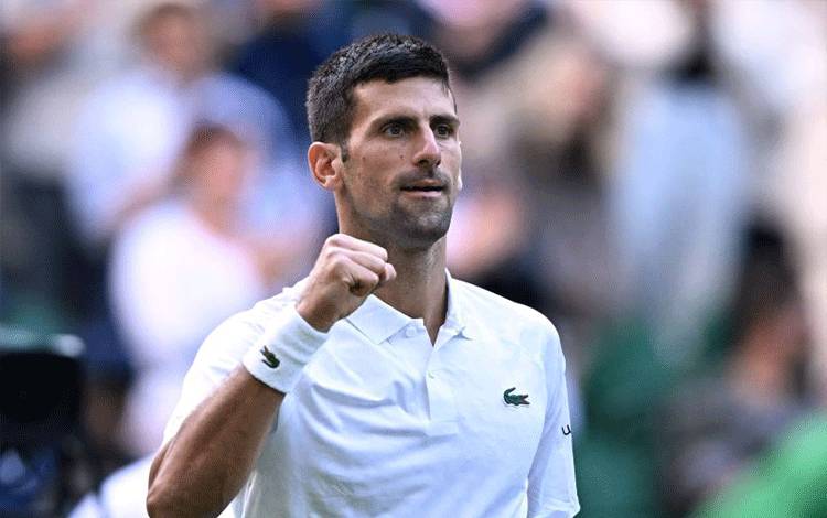 Petenis Serbia Novak Djokovic merayakan kemenangannya pada pertandingan babak kedua melawan petenis Australia Jordan Thompson di All England Lawn Tennis and Croquet Club, London, Inggris, Rabu (5/7/2023). (ANTARA/REUTERS/Dylan Martinez)