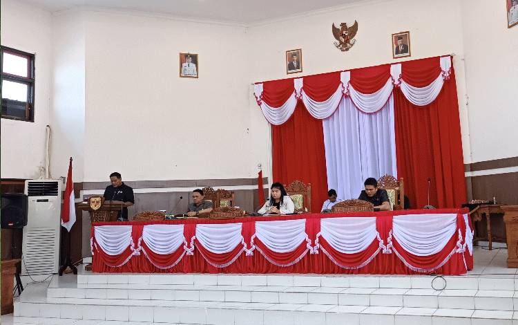 Ketua sekaligus juru bicara Fraksi Partai Demokrat DPRD Gunung Mas Untung Jaya Bangas saat menyampaikan pandangan fraksinya terhadap pidato pengantar Bupati terhadap enam raperda. (FOTO: RISKA YULYANA)