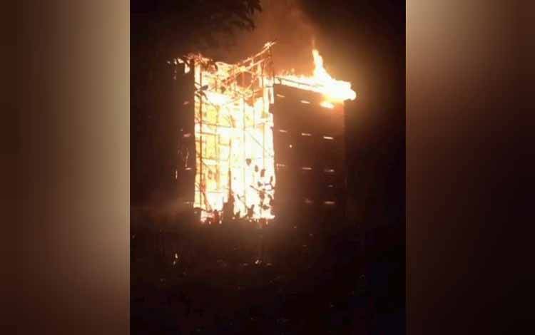 Tangkapan layar video bangunan diduga sarang walet terbakar di Kelurahan Pahandut Seberang, Kamis malam, 6 Juli 2023 .(FOTO: Pathur)