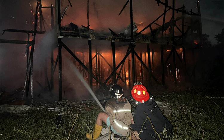 Anggota Emergency Response Palangka Raya saat memadamkan api di bangunan sarang walet yang terbakar, Kamis, 6 Juli 2023 (Foto : ERP)