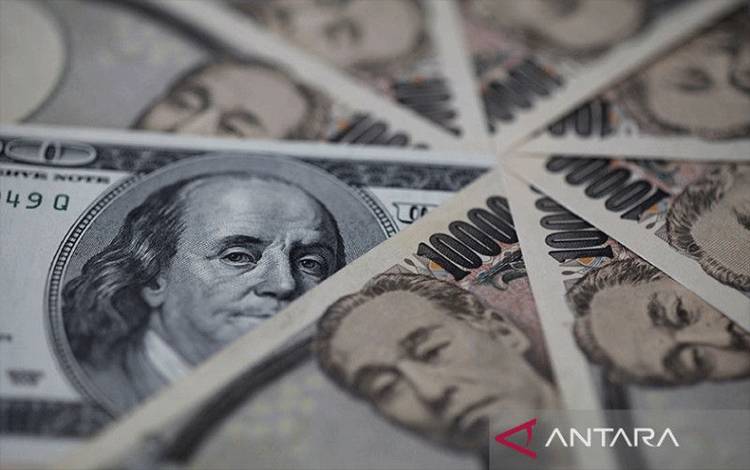 Uang kertas 100 dolar AS dan 10.000 yen Jepang terlihat dalam ilustrasi di Tokyo, Jepang. ANTARA/REUTERS/Shohei Miyano/pri.