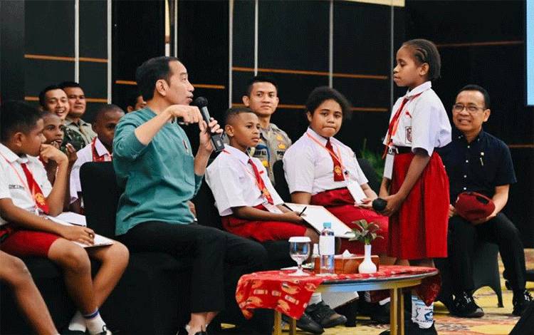 Presiden RI Joko Widodo berdialog dengan seorang anak sekolah dasar asal Papua di Jayapura, Papua, Jumat (7/7/2023). ANTARA/HO-Biro Pers Sekretariat Presiden