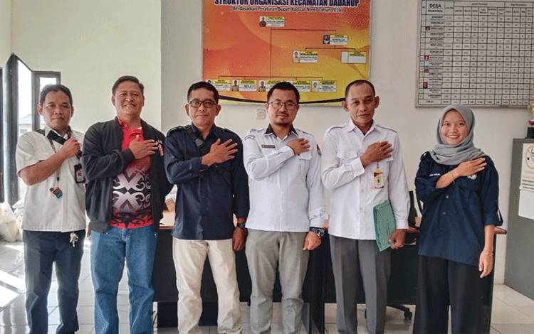 Jajaran KPU Kapuas usai serahkan DPT untuk Pemilu 2024 ke PPK di Kecamatan Dadahup. (FOTO: IST)