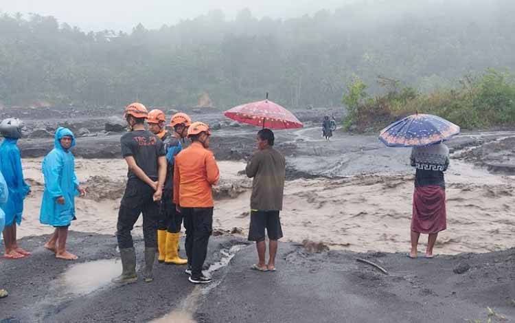 Petugas memantau aliran lahar dingin Gunung Semeru yang debitnya mengalami peningkatan di Lumajang, Jumat (7/7/2023). (ANTARA/HO-BPBD Lumajang)