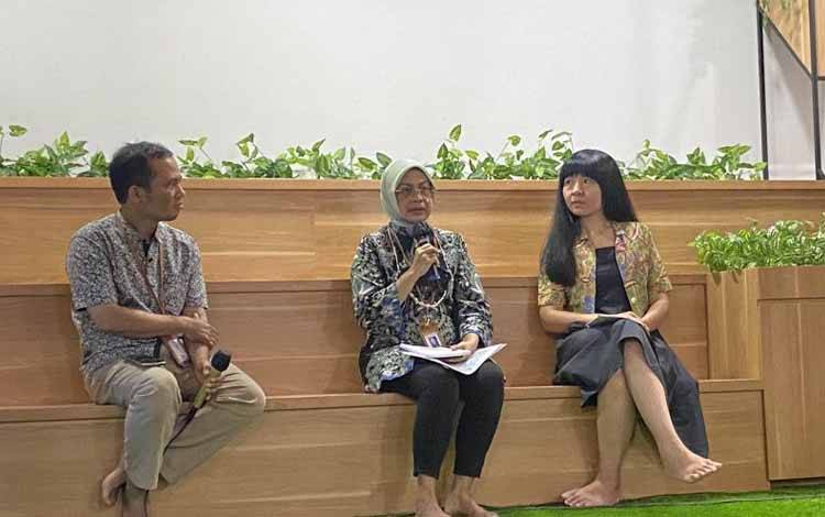 Asisten Deputi Bidang Pemenuhan Hak Anak atas Kesehatan dan Pendidikan KemenPPPA Amurwani Dwi Lestariningsih dalam Media Talk di Kantor KemenPPPA, Jakarta, Jumat (7/7/2023). (ANTARA/AstridFaidlatulHabibah)