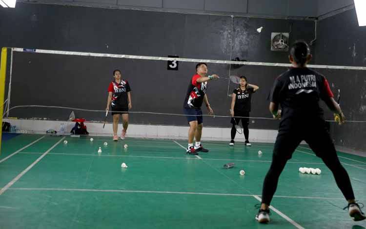 Latihan tim putri junior Indonesia untuk persiapan pertandingan Kejuaraan Badminton Junior Asia (BAJC) 2023 di Yogyakarta, Jumat. (ANTARA/HO-PP PBSI)