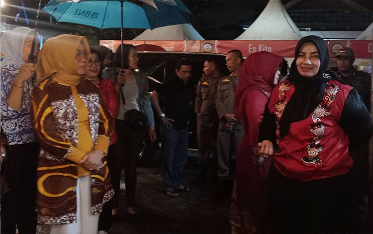 Wakil Bupati Kotawaringin Timur Irawati saat mengunjungi stan kuliner di education culture museum pendidikan dan kuliner, Jumat, 7 Juli 2023. (FOTO: DEWIP)