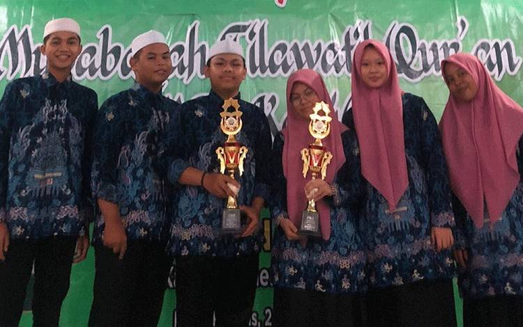 Sejumlah siswa MAN Kapuas tergabung di kafilah Kecamatan Selat berhasil meraih juara II dan III Cabang Lomba Syarhil Quran pada MTQ ke-48 tingkat kabupaten. (FOTO: IST)