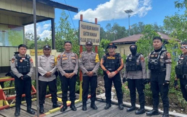 Personel Direktorat Samapta Polda Kalimantan Utara mengintensifkan pemantauan  situasi keamanan dan ketertiban masyarakat  wilayah perbatasan Kalimatan Utara - Malaysia bagian timur (Sabah dan Serawak). (ANTARA/HO-Humas Polda Kaltara.)