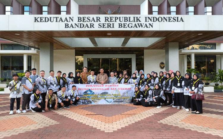 Kunjungan delegasi Sekolah Dasar Bawamai Pontianak ke Kedutaan Besar RI di Bandar Seri Begawan pada Sabtu (8/7/2023). (ANTARA/HO-KBRI Bandar Seri Begawan)