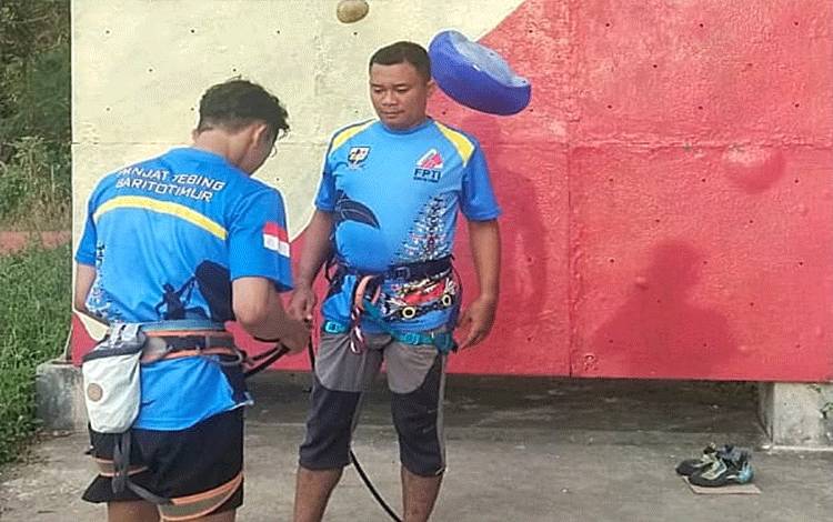 Atlet panjat tebing Barito Timur melakukan latihan rutin menghadapi Porprov Kalteng 2023. (FOTO: SUPAWARDANI A BATUR)