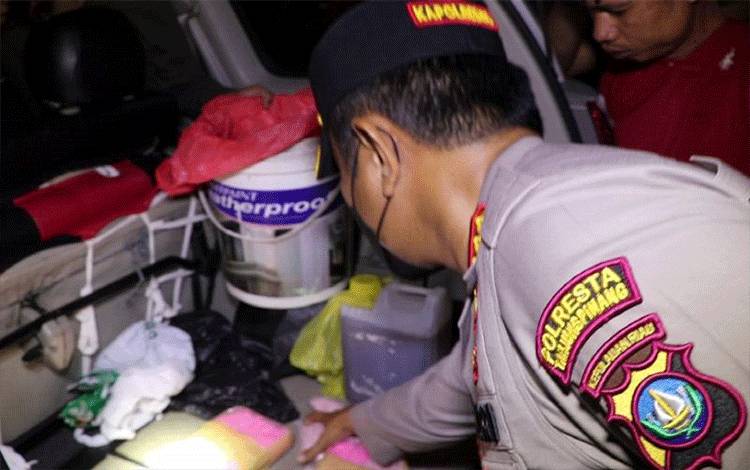 Polresta Tanjungpinang, Polda Kepulauan Riau (Kepri) berhasil menggagalkan penyelundupan empat kilogram narkoba jenis sabu dan ribuan pil ekstasi dari Johor, Malaysia melalui jalur laut, Jumat (7/7/2023) dini hari. (ANTARA/HO-Humas Polresta Tanjungpinang)