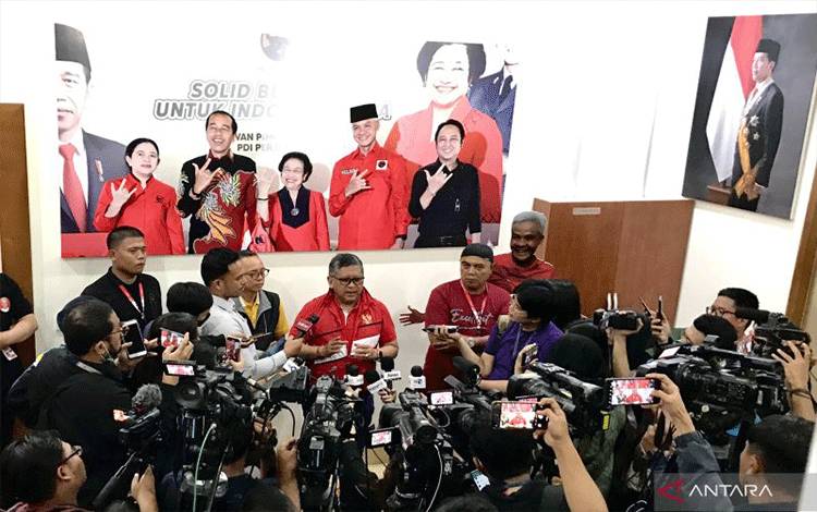 Sekretaris Jenderal PDI Perjuangan Hasto Kristiyanto (dua kiri) memberi keterangan kepada sejumlah media di Rumah Aspirasi Relawan, Jakarta, Sabtu (8/7/2023). ANTARA/Genta Tenri Mawangi.