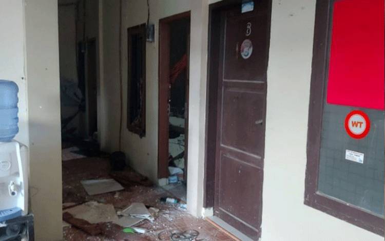 Suasana kamar rusak parah akibat dampak ledakan yang terjadi di Rumah Kos, Jalan Anggrek, Sengkang Kecamatan Tempe, Kabupaten Wajo, Sulawesi Selatan. ANTARA/HO-Dokumentasi Polres Wajo. 