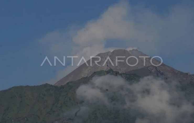 Aktivitas puncak Gunung Merapi mengeluarkan asap putih terlihat dari Cepogo, Boyolali, Jawa Tengah, Kamis (8/6/2023). Berdasarkan data Balai Penyelidikan dan Pengembangan Teknologi Kebencanaan Geologi (BPPTKG) periode pengamatan 7 Juni 2023 pukul 00.00-24.00 WIB telah terjadi sembilan kali guguran lava dengan jarak luncur 2.000 meter ke arah barat daya (kali Bebeng). ANTARA FOTO/Aloysius Jarot Nugroho/foc