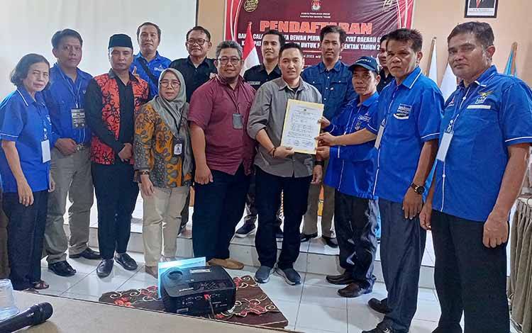 Ketua KPU Barito Timur Andy Amyanu Gandrung menyerahkan tanda terima kelengkapan perbaikan berkas bacaleg kepada Ketua DPC Partai Demokrat Barito Timur Raran. (FOTO: BOLE MALO)