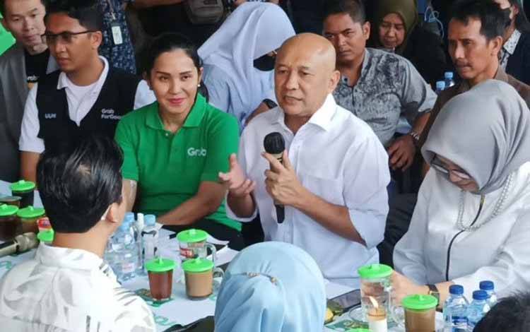 Menkop UKM Teten Masduki menyampaikan paparan saat kopi darat bersama pedagang dan pemangku kepentingan, termasuk pejabat terkait, di Pasar Sememi Surabaya, Minggu (9/7/2023). (ANTARA/Hanif Nashrullah)