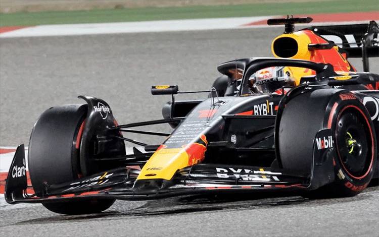 Pebalap tim Red Bull Max Verstappen menjalani balapan Grand Prix Bahrain, Sirkuit Internasional Bahrain, Sakhir. (5/3/2023) (AFP/GIUSEPPE CACACE)