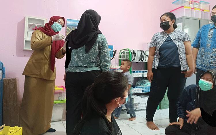 Dokter hewan di Kabupaten Sukamara melakukan Vaksin Anti Rabies di DKPP Sukamara, Senin, 10 Juli 2023. (NORHASANAH)