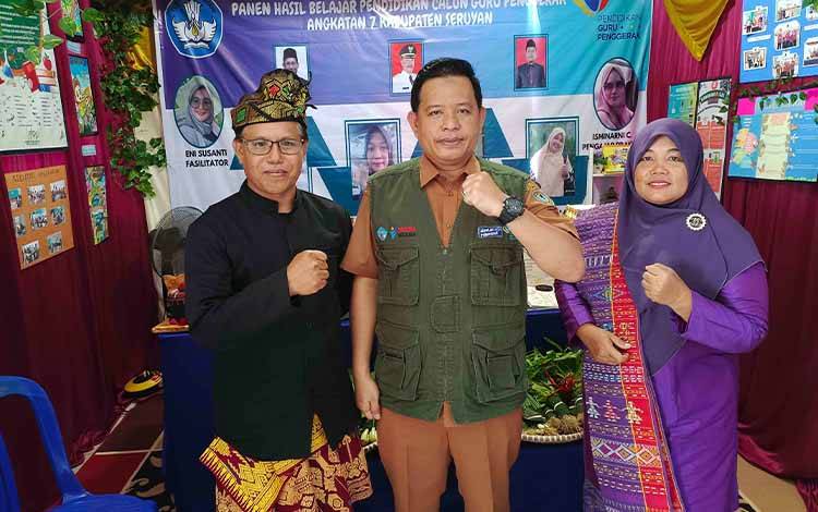Kepala Dinas Pendidikan Seruyan, Rusdi Hidayat saat berada di salah satu stand kegiatan Festival Panen Hasil Belajar Calon Guru Penggerak Angkatan 7. (FOTO: FAHRUL)