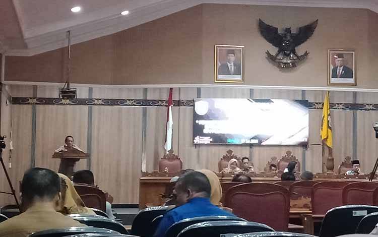 Sekretaris Fraksi Golkar DPRD Kabupaten Kotawaringin Timur Abdul Kadir saat menyampaikan pemandangan umum Raperda pertanggung jawaban pelaksanaan APBD tahun anggaran 2022, Senin, 10 Juli 2023. (FOTO: DEWIP)